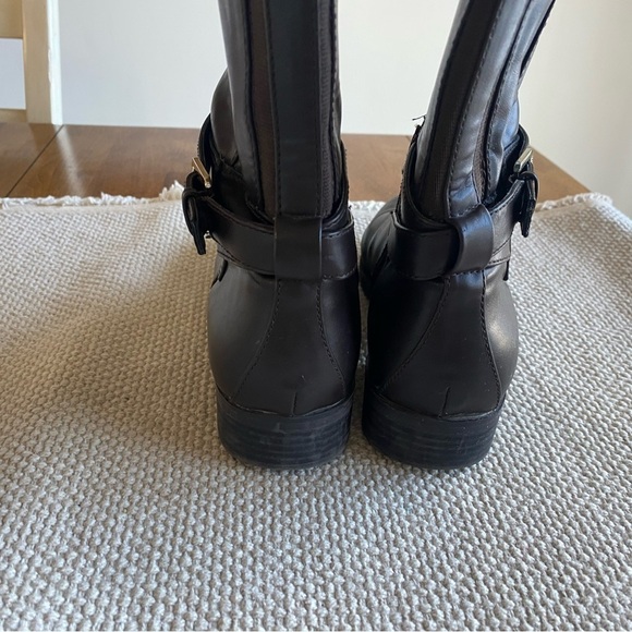 Nine West Giani3 Dark Brown Faux Leather Riding Boots Buckle Detail Sz 9M - Picture 5 of 6